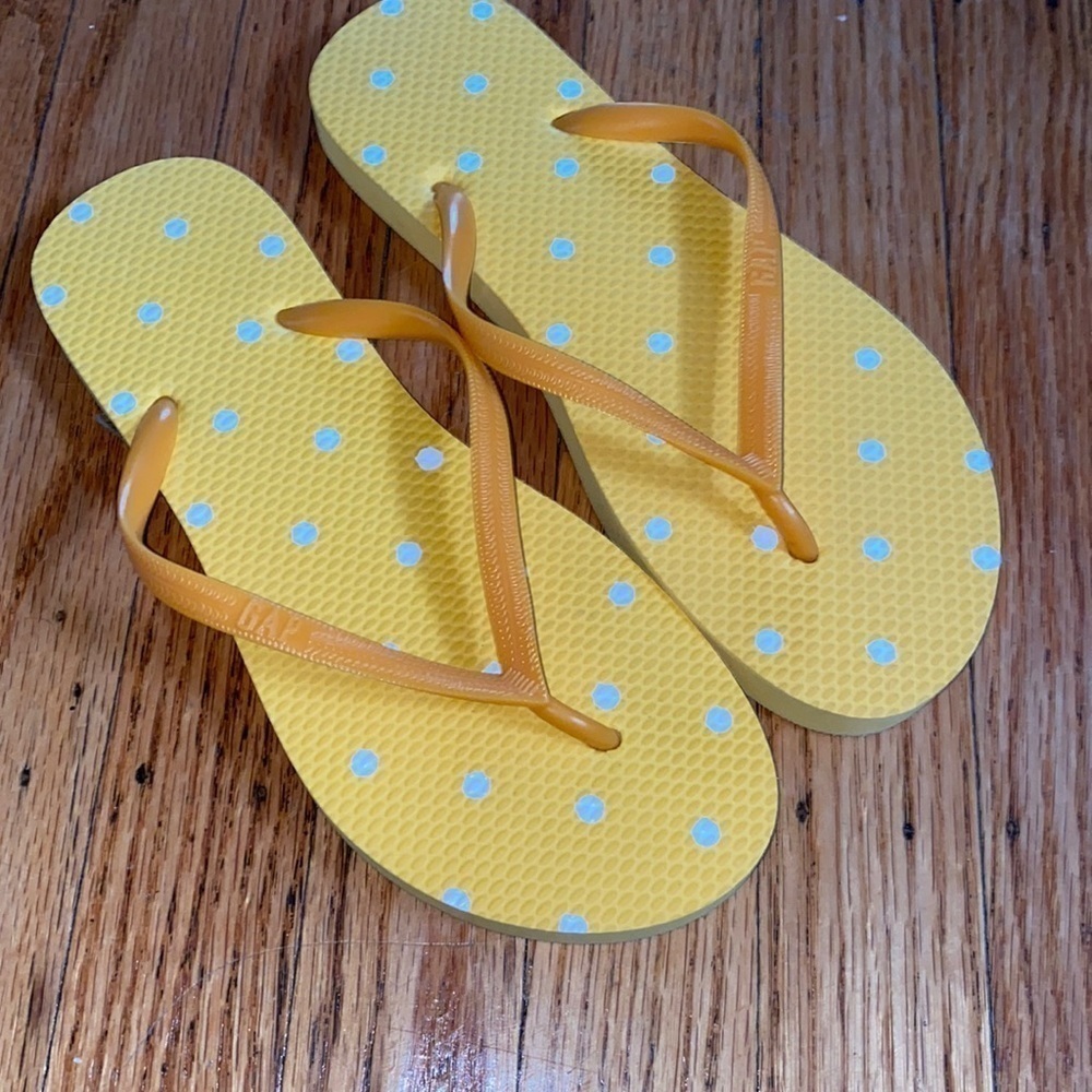 GAP size yellow flip flops size 7